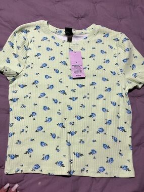 Floral Ribbed Short Sleeve Tee - Light Yellow with Blue Roses